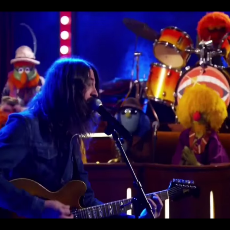 Foo Fighter's drummer Dave Grohl plays Learn To Fly with The Muppets 
